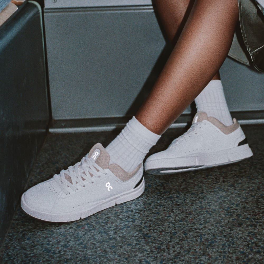 On THE ROGER Advantage: the versatile everyday sneaker - White | Dustrose ON95XF383