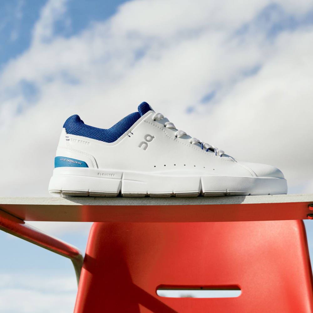 On THE ROGER Advantage: the versatile everyday sneaker - White | Cobalt ON95XF271